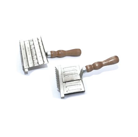 CURRY COMB WITH WOODEN HANDLE